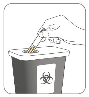 Mano che inserisce una penna per iniezione in un contenitore per rifiuti speciali con simbolo di rischio biologico