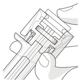 Dettaglio di un dispositivo di iniezione precompilato con ago protetto da cappuccio scorrevole trasparente