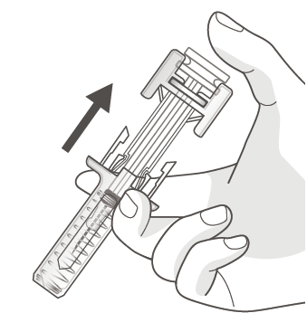 Mano che tiene una siringa preriempita con un dispositivo di sicurezza a protezione dell