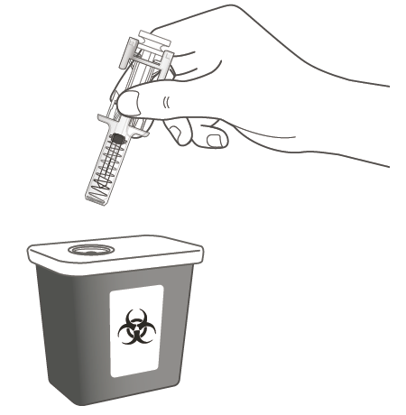 Mano che tiene una siringa sopra un contenitore per rifiuti biologici con simbolo di bio pericolo, preparazione allo smaltimento