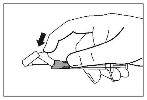 Mano che tiene un autoiniettore con l