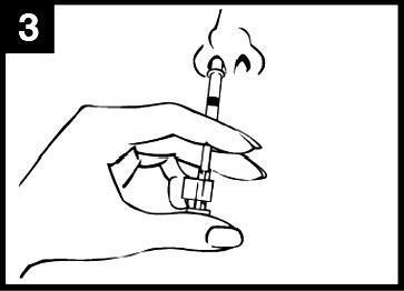 Mano che tiene un dispositivo medico con un cilindro e un ago, preparazione all