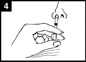 Mano che accende una sigaretta con un accendino, fumo che sale dalla punta illuminata