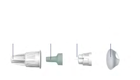 Quattro adattatori per siringa di diverse forme e colori disposti orizzontalmente su sfondo bianco