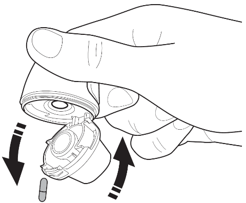 Mano che tiene un dispositivo medico con una capsula e frecce nere che indicano la direzione di rotazione e rilascio