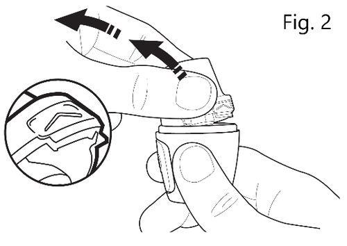 Mano che tiene un dispositivo medico con un ago e un meccanismo di sicurezza attivato indicato da una freccia circolare