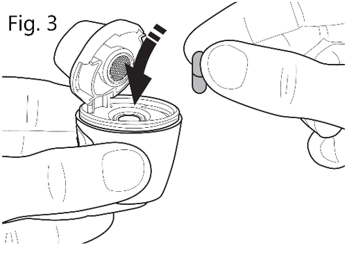 Mano che ruota un dispositivo medico cilindrico con un filtro a rete e una freccia indica la direzione di rotazione