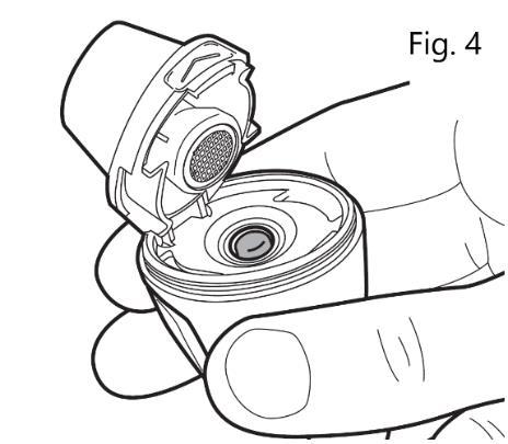 Dispositivo medico in mano con tappo aperto che mostra l