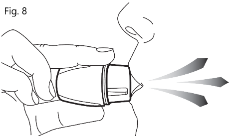 Mano che afferra un dispositivo per iniezione con un pulsante e flusso di liquido indicato da frecce grigie