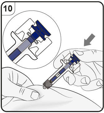 Mano che tiene il dispositivo di iniezione pre-riempito con l
