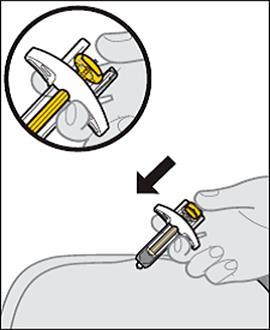 Dispositivo autoiniettante con ago esposto e protezione rimossa tenuto in mano sopra la pelle con freccia indicante l