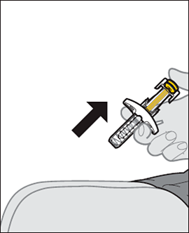 Siringa preriempita con ago inserito nella pelle, freccia nera indica la direzione di inserimento e cappuccio protettivo laterale
