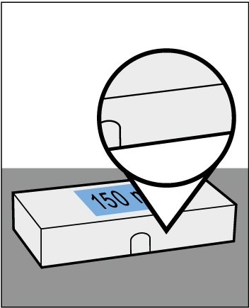 Siringa con ago che inietta farmaco in un flacone blu con la scritta 150 u su sfondo grigio