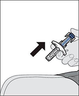 Ago di una penna per iniezione che penetra nella pelle con una freccia nera che indica la direzione