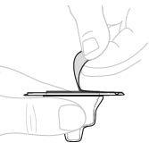 Mano che tiene una penna per iniezione con ago esposto sopra una superficie piatta e chiara