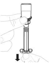 Mano che tiene una fiala di vetro con un anello metallico e un pistone nero spingendo verso il basso