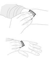 Mano che applica un cerotto adesivo su un braccio fasciato con bende bianche due viste differenti