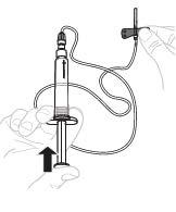 Siringa con ago collegato a un tubo trasparente tenuta in mano con freccia nera che indica la pressione sul pistone