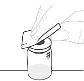 Mano che tiene un tampone sterile per prelevare liquido da un flacone farmaceutico sigillato con tappo di gomma