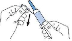 Mano che tiene una siringa preriempita con ago rivolto verso il basso e freccia nera che indica la direzione di inserimento