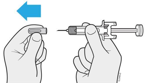 Mano che tiene una siringa preriempita con ago esposto e un adattatore di trasferimento grigio collegato all