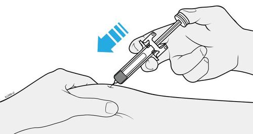 Mano che tiene una siringa pronta per l