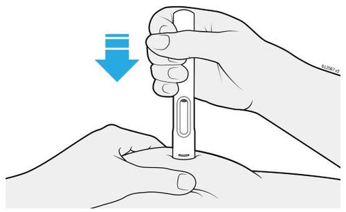 Mano che tiene il dispositivo autoiniettante con l