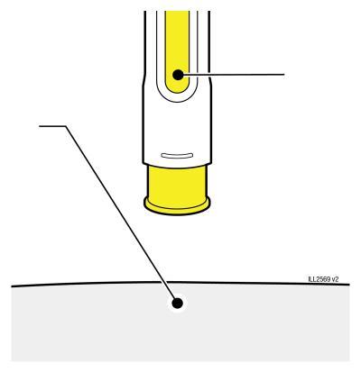 Siringa preriempita con stantuffo giallo e ago che penetra nella pelle indicando il punto di iniezione