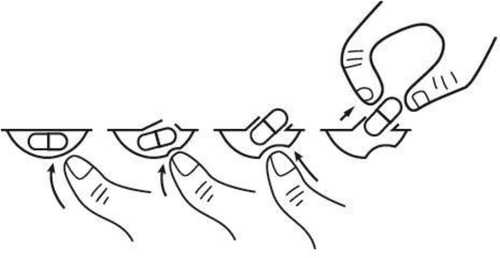 Capsula oblunga tra le dita che si apre, con frecce che indicano il movimento e il rilascio del contenuto su una superficie piana