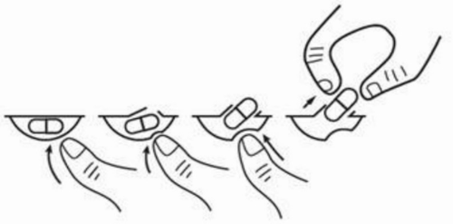 Capsula con polvere, mani che aprono e svuotano il contenuto in un bicchiere con frecce direzionali