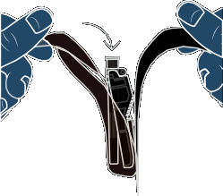 Due mani che assemblano un dispositivo medico con una freccia che indica la direzione di inserimento