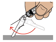 Dispositivo pre-riempito con ago inserito nella pelle e freccia rossa che indica il movimento di rotazione