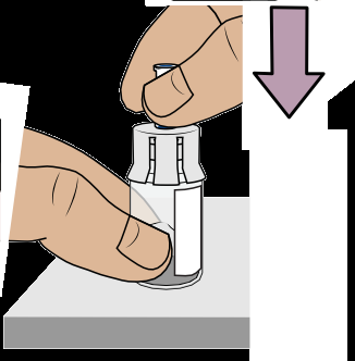 Mano che afferra una siringa pre-riempita con un cappuccio protettivo grigio sopra un flacone bianco su una superficie chiara