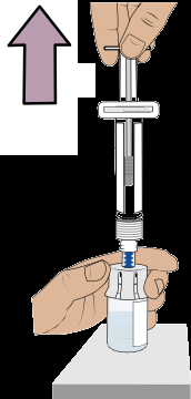 Mano che tiene un iniettore pre-riempito con ago rivolto verso il basso sopra una fiala di vetro trasparente su superficie grigia