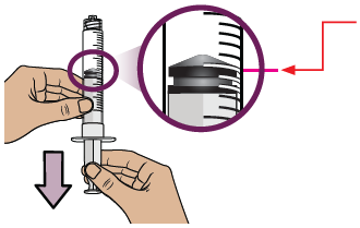 Mani che tengono una siringa trasparente con un ingrandimento circolare che mostra l