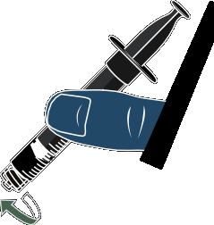 Mano che tiene una siringa preriempita con farmaco e ago, freccia verde indica la rotazione per l