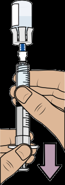 Mano che afferra una siringa trasparente con ago collegato e stantuffo spinto verso il basso freccia viola indica la direzione