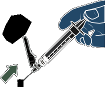 Mano con guanto che tiene una siringa pronta per l