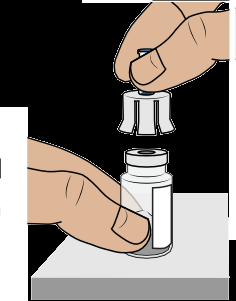 Mano che avvita un tappo blu su un flaconcino di vetro trasparente contenente liquido medicinale su una superficie grigia