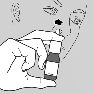 Mano che tiene una piccola bottiglia bianca con un tappo nero vicino al naso di un volto stilizzato con occhi chiusi