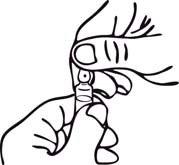 Mano che afferra una siringa con l