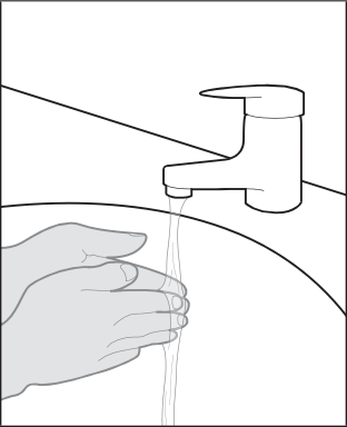 Mano sotto il rubinetto aperto con acqua corrente che scorre verso il palmo aperto e le dita