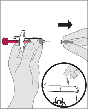 Mano che tiene una siringa pronta per l