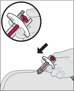 Dispositivo autoiniettante con ago esposto tenuto in mano sopra la pelle e dettaglio ingrandito del meccanismo di iniezione