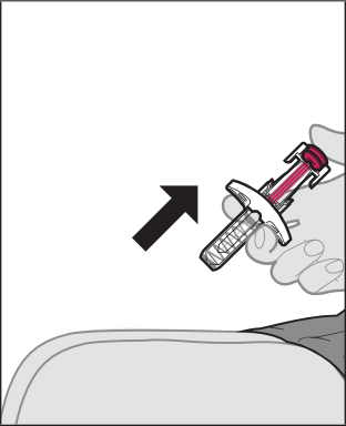 Siringa pre-riempita con stantuffo parzialmente premuto e ago inserito nella pelle con freccia nera indicante la direzione