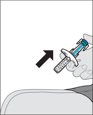 Dispositivo medico con ago inserito nella pelle, freccia nera indica la direzione di inserimento e componenti blu e argento