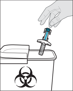 Mano che inserisce una siringa blu e grigia in un contenitore bianco per rifiuti speciali con simbolo di rischio biologico