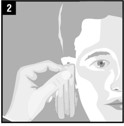 Mano che pizzica la pelle vicino all