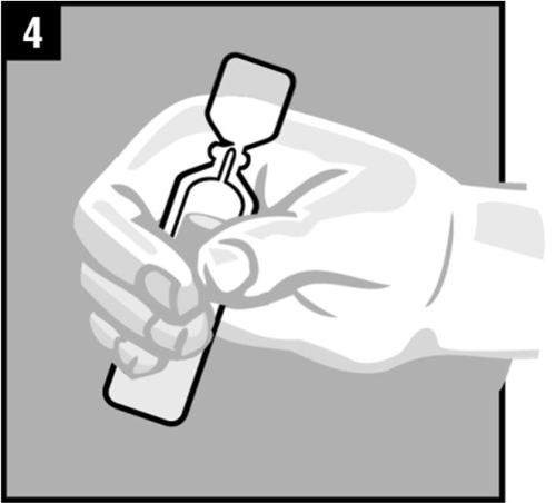 Mano che tiene e ruota un adattatore per fiala con un flacone trasparente collegato alla base