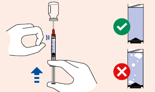 Mano che riempie una siringa da un flacone, con indicazione freccia verso l